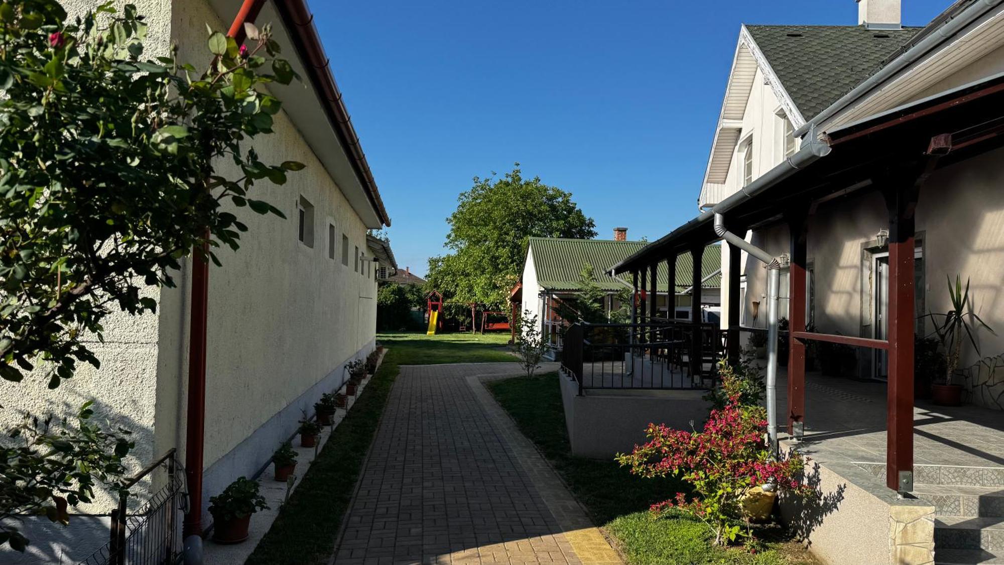 Berta Panzio Bed & Breakfast Hajduszoboszlo Exterior photo