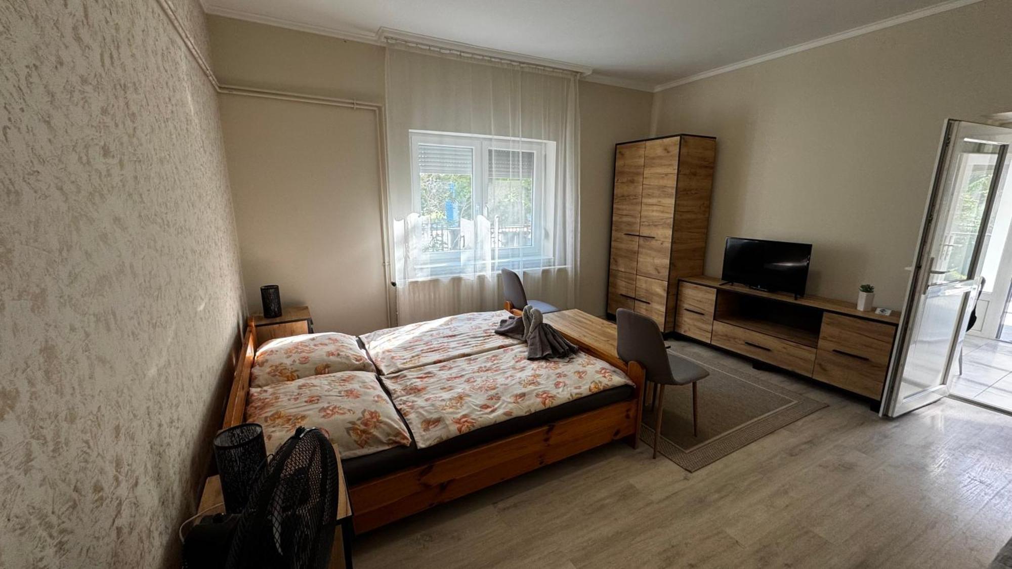 Berta Panzio Bed & Breakfast Hajduszoboszlo Exterior photo